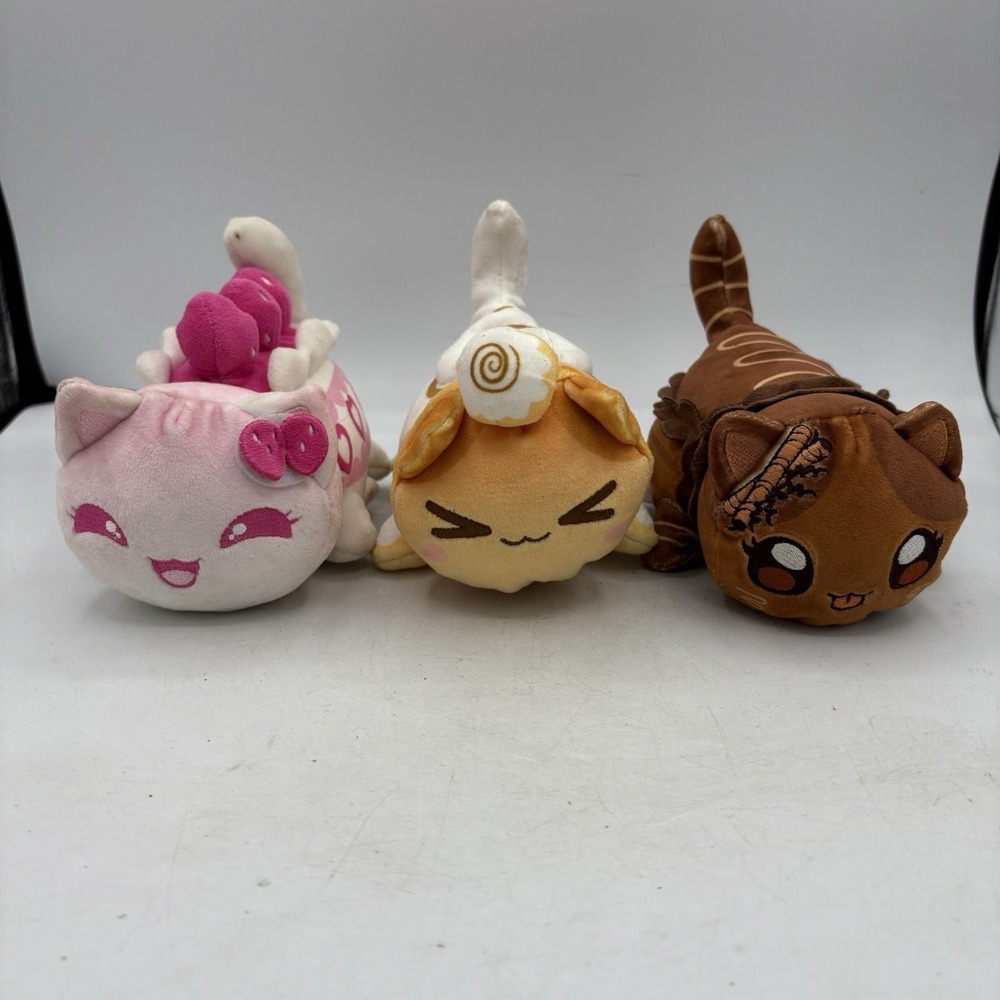 Aphmau Meemeows Lot of 3 Plush Cat Cinn Roll Strawberry Shortcake Chocolate Cake